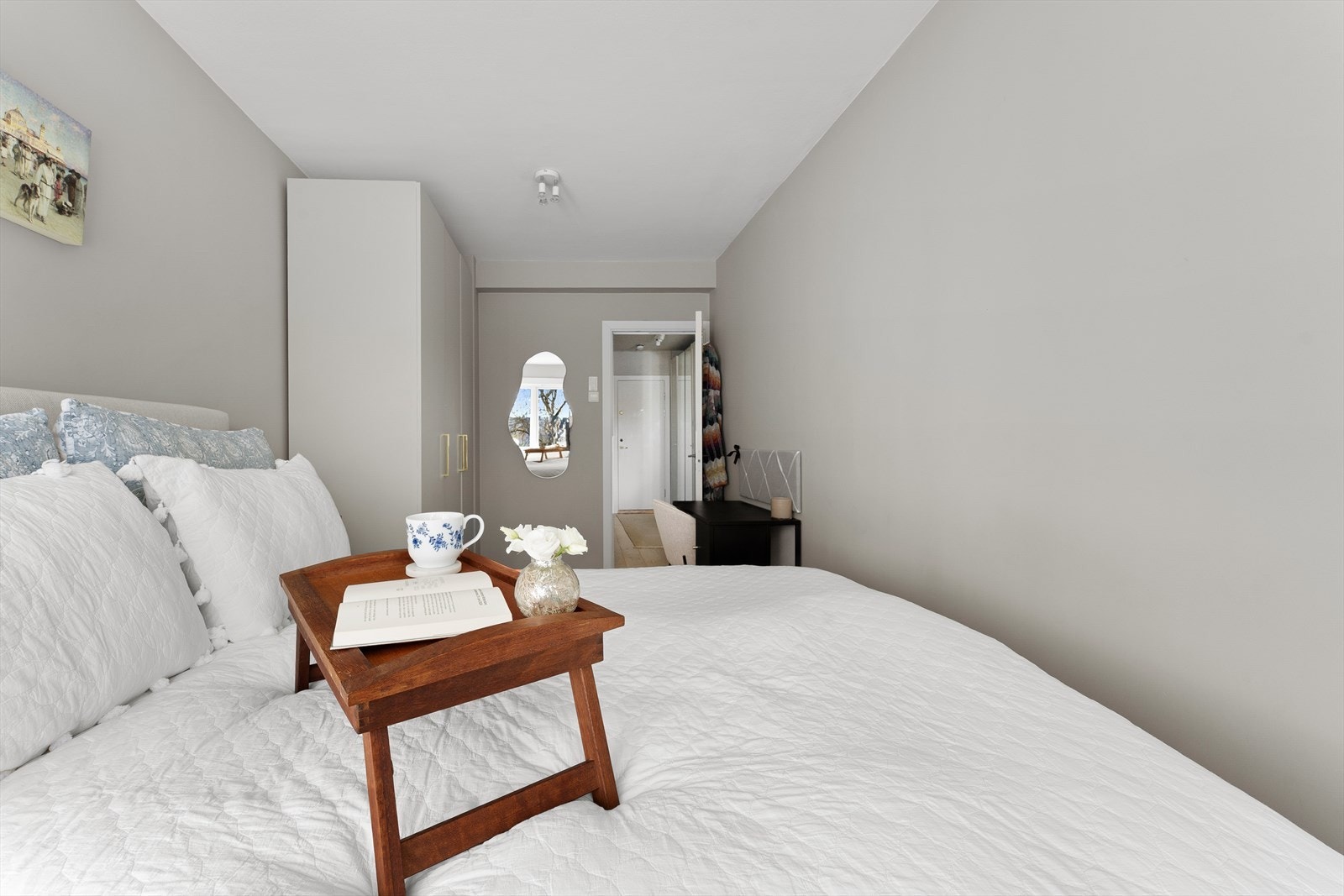 Gjennomtenkt planløsning gir rom for både sove- og arbeidsområde. Galleribilde