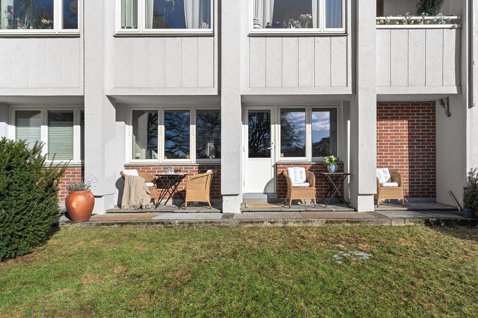 Nyt sommeren på terrassen med sol nesten hele dagen og kveldssol sommerstid. Galleribilde