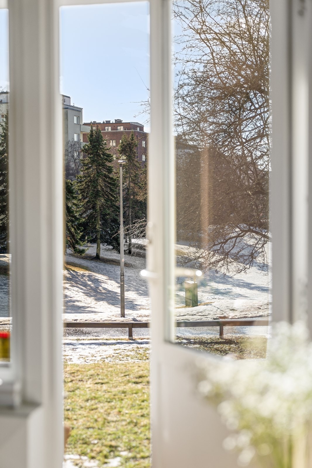 Fra stuen er det utgang til en solrik markterrasse på ca. 6 kvm med utsikt mot Marienlystparken. Galleribilde