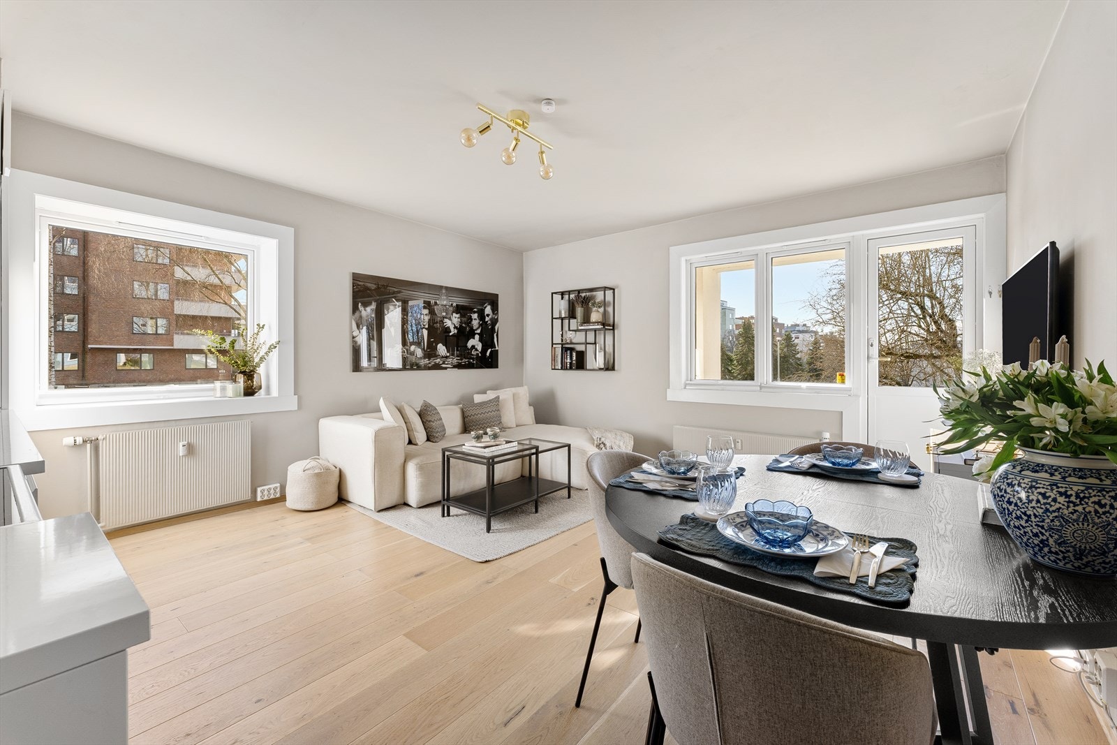 Lys og moderne stue med utgang til en solrik uteplass. Galleribilde