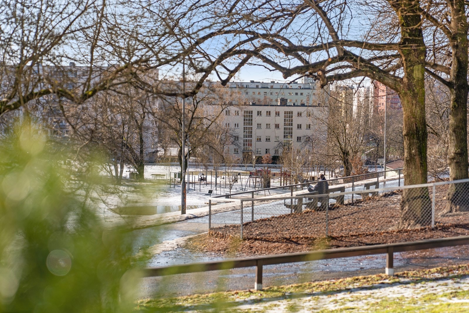 Leiligheten ligger grønt og frodig til med Marienlystparken som nærmeste nabo og kort vei til idylliske Frognerparken, som huser både Vigelandsparken, Frogner stadion, Frogner tennis og Frognerbadet. Galleribilde