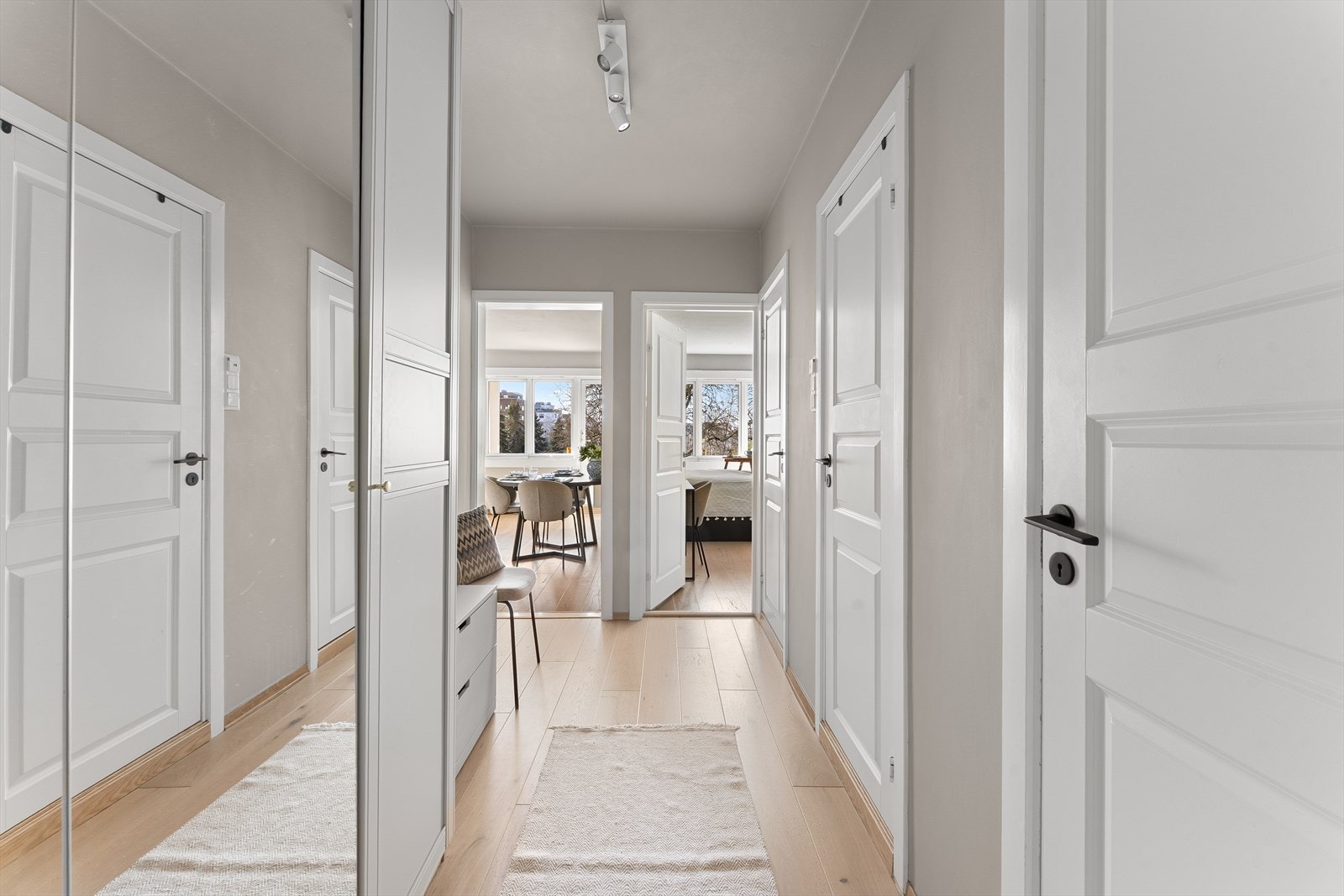 Her er det etablert et romslig garderobeskap for oppbevaring av yttertøy og sko. Galleribilde