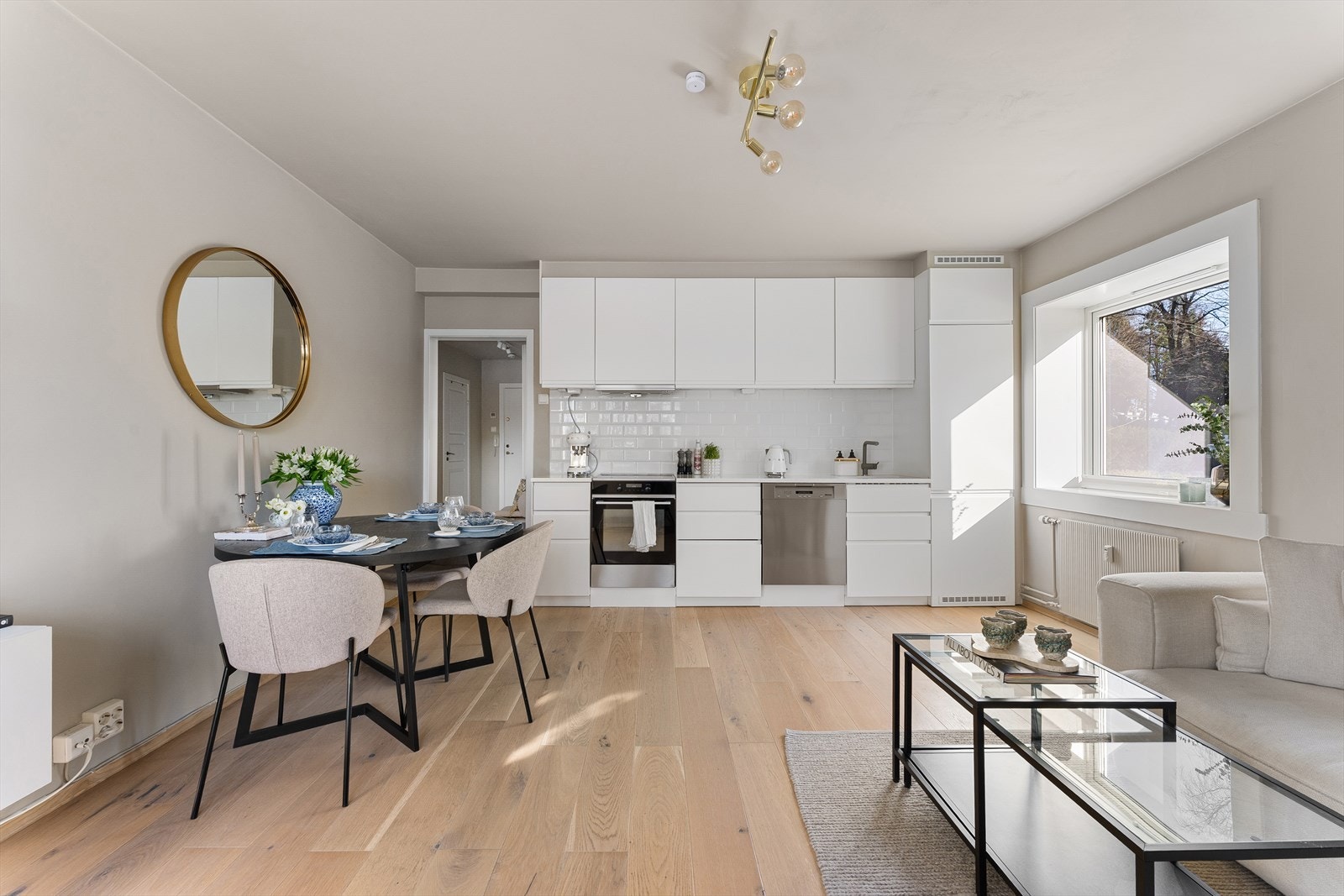 Stor og lys stue/spisestue i åpen løsning mot kjøkkenet, som skaper et sosialt og innbydende oppholdsrom med effektiv arealutnyttelse. Galleribilde