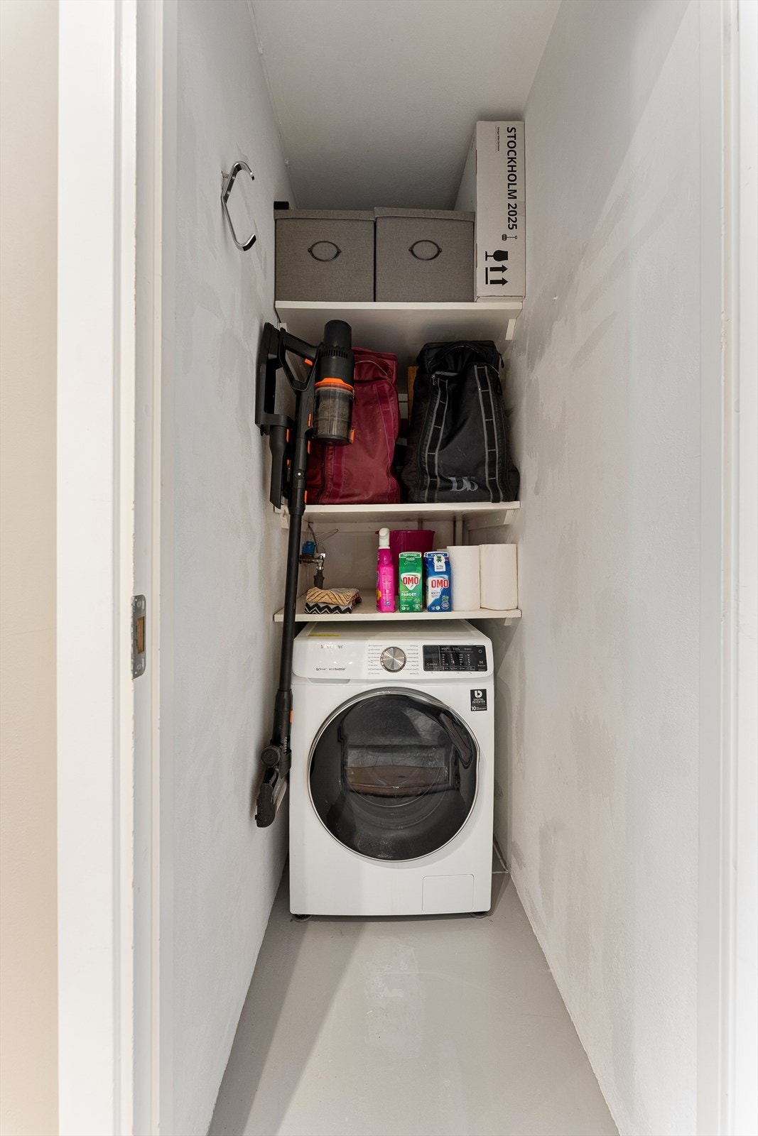 Innvendig bod med opplegg for vaskemaskin. Galleribilde