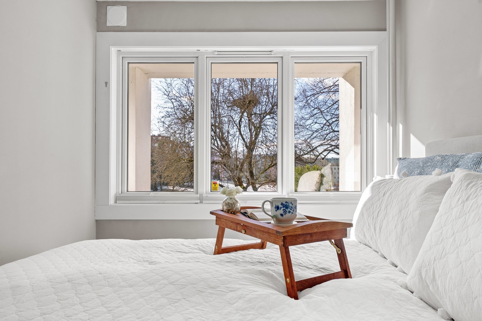 Store vindusflater som slipper inn rikelig mas naturlig lys og skaper en luftig atmosfære. Galleribilde