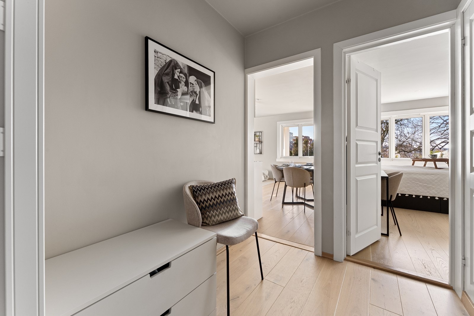 Leiligheten er malt i delikate fargetoner og oppleves som luftig og innbydende. Galleribilde