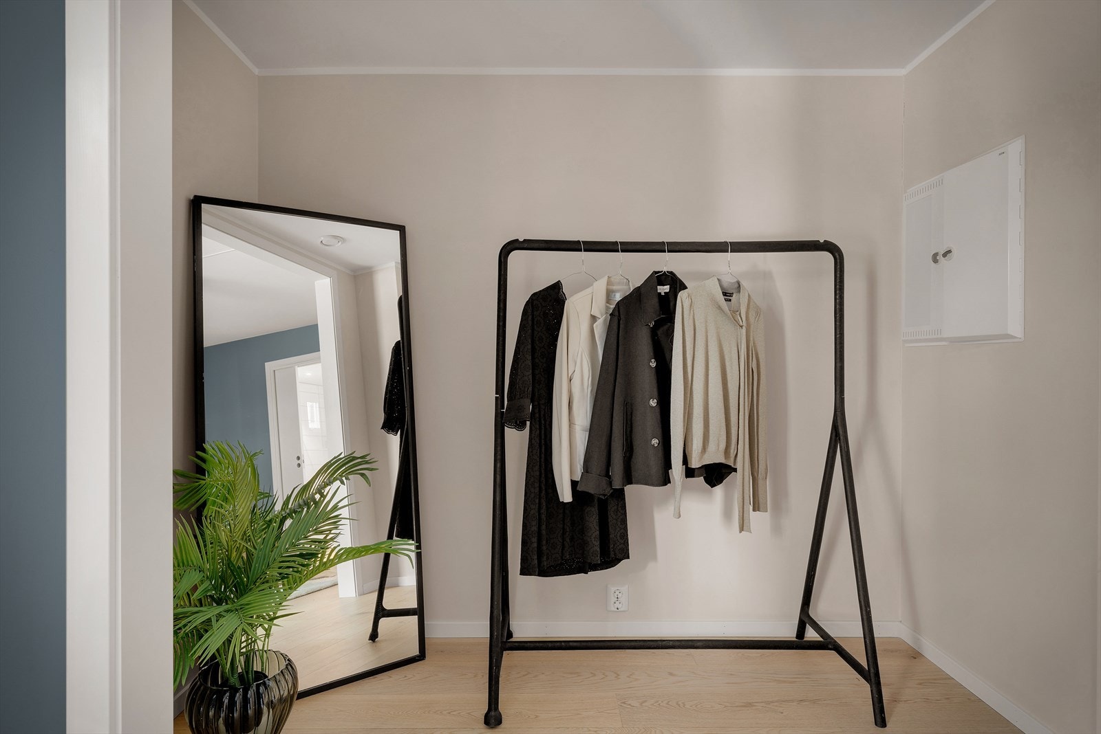 Opprinnelig bod gir rikelig med oppbevaringsplass for klær og sko. Galleribilde