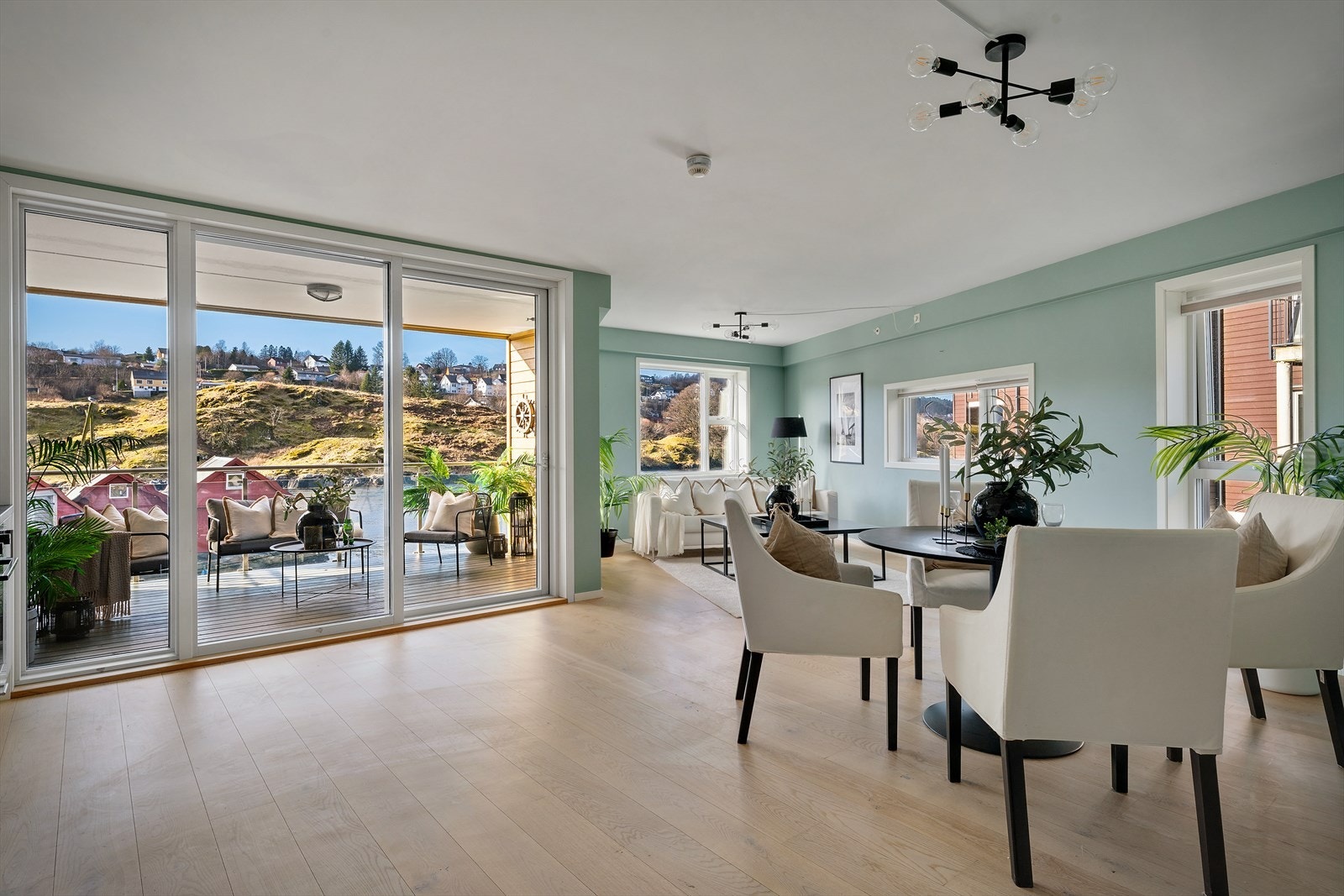 Herlig stue med flott utsikt og rikelig med lys inn. Galleribilde