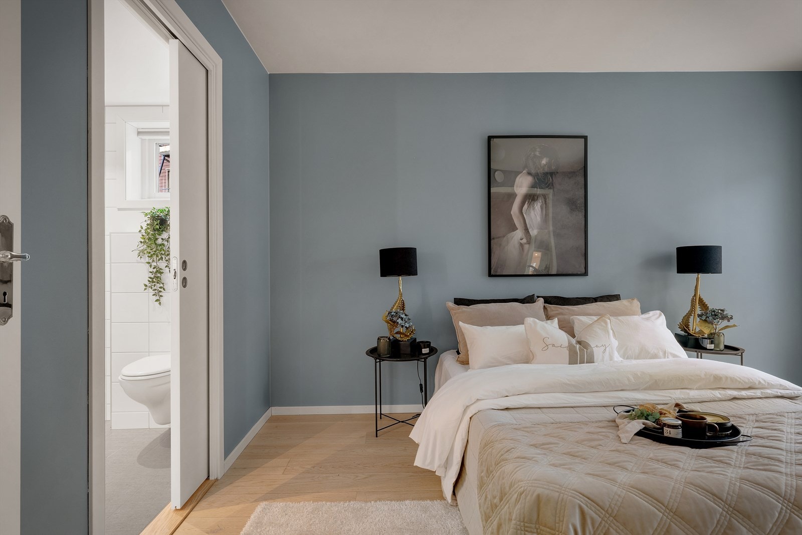 Fra hovedsoverommet er det direkte tilgang til et av leilighetens to baderom via en praktisk skyvedør. Galleribilde