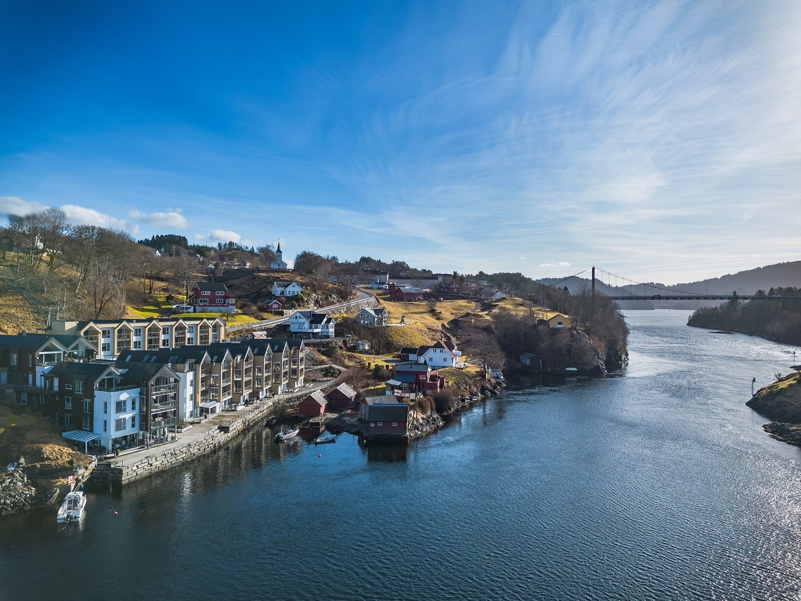 Beliggenheten i Alversund gir en god kombinasjon av sjøutsikt, natur og moderne bebyggelse. Galleribilde