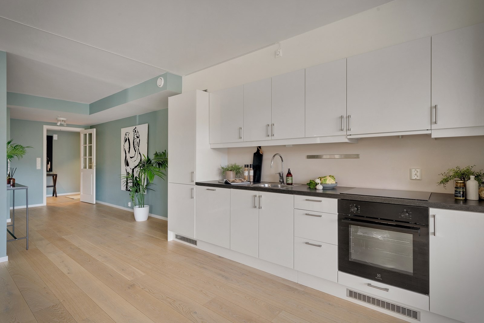 Fin sammenheng mellom rommene med gjennomgående parkett som skaper et helhetlig og harmonisk uttrykk. Galleribilde