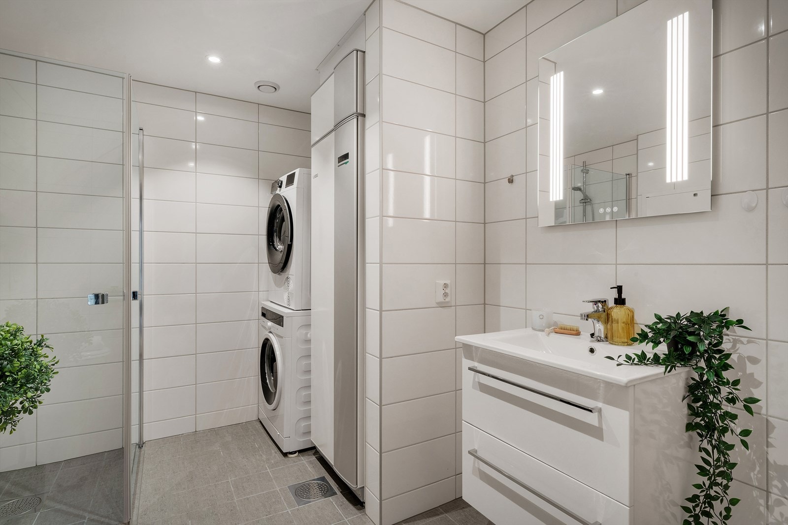 Baderommet er innredet med servant med skuffer og dusj med innfellbare vegger. Galleribilde