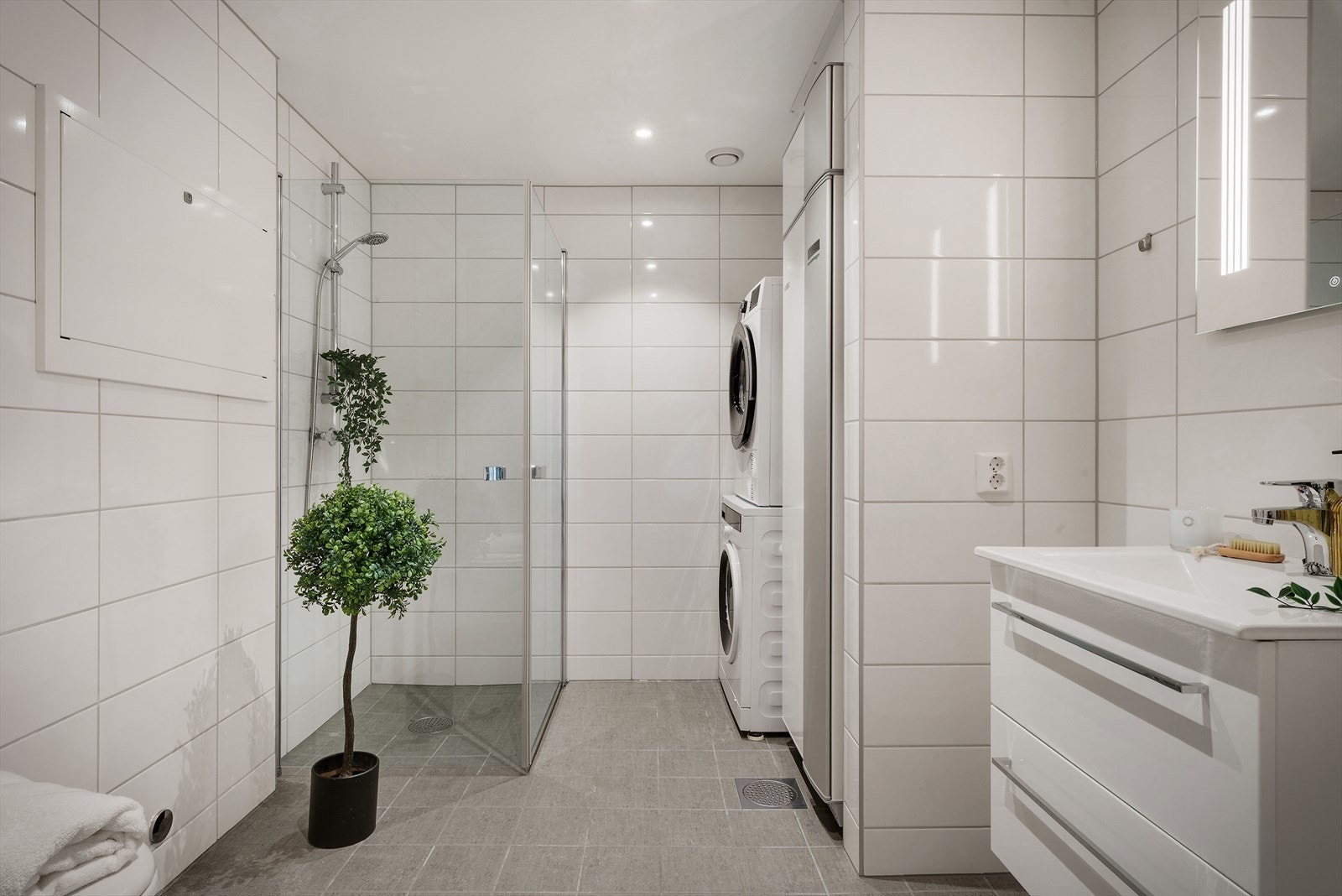 Leiligheten har to baderom hvorav ett med opplegg til vaskemaskin og tørketrommel. Galleribilde