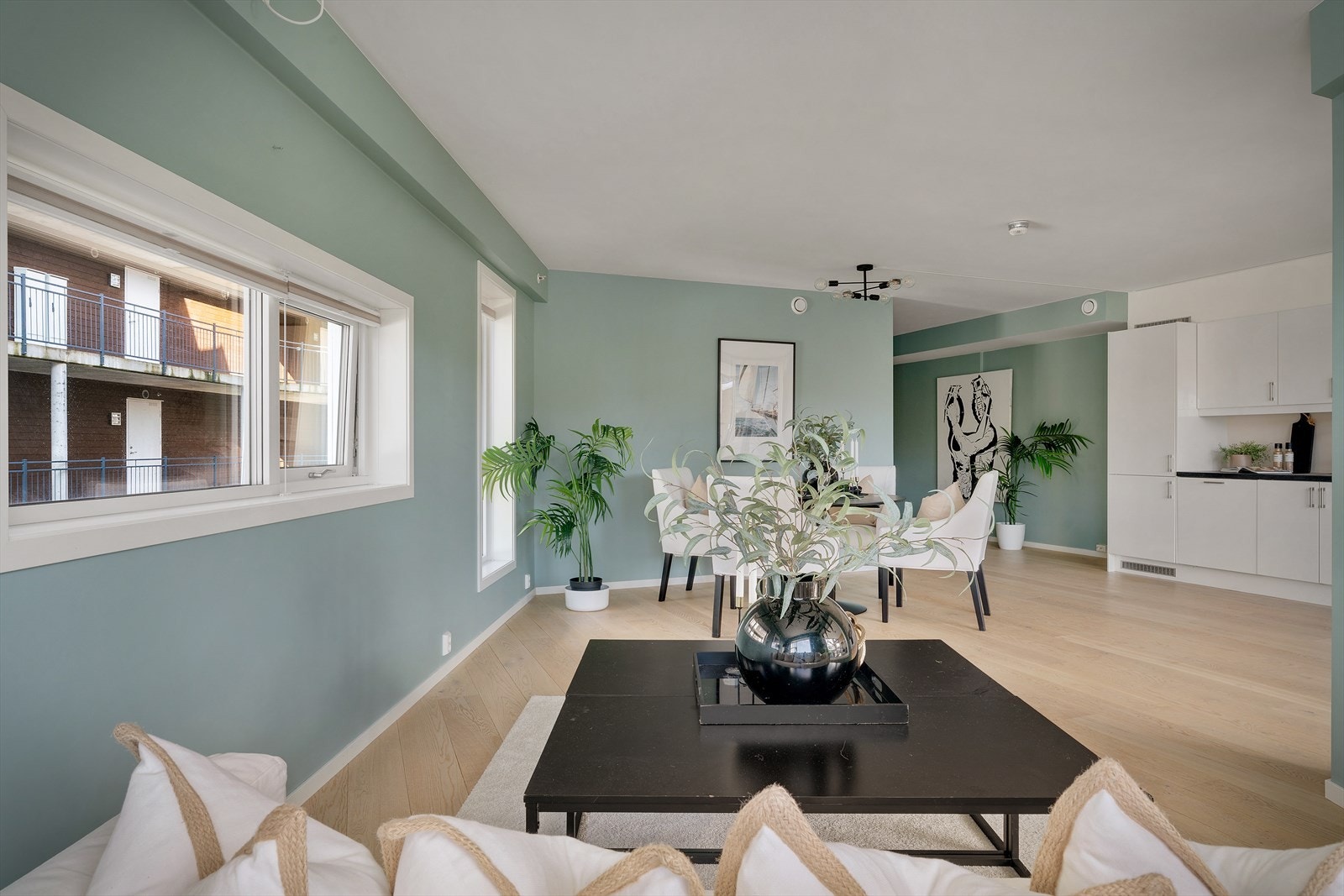 Den gjennomtenkte planløsningen gir en god flyt mellom de ulike sonene i rommet. Galleribilde