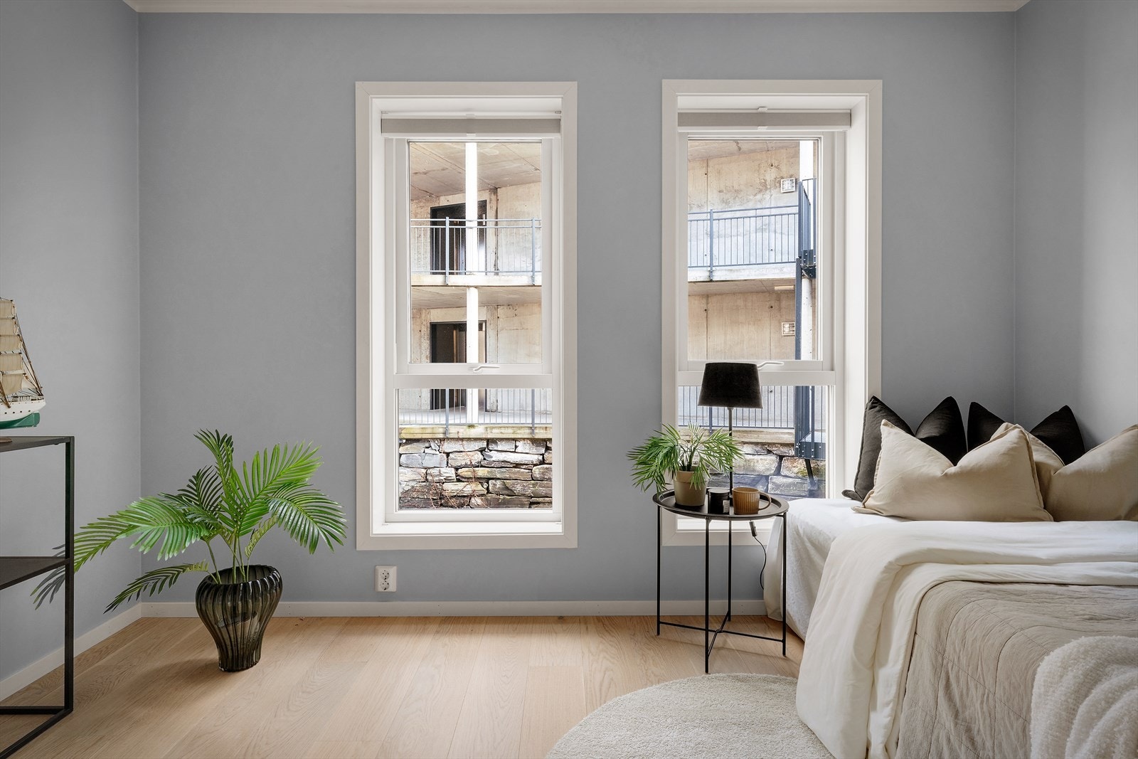 Rommet er lyst og trivelig med to vinduer som gir godt med dagslys. Galleribilde