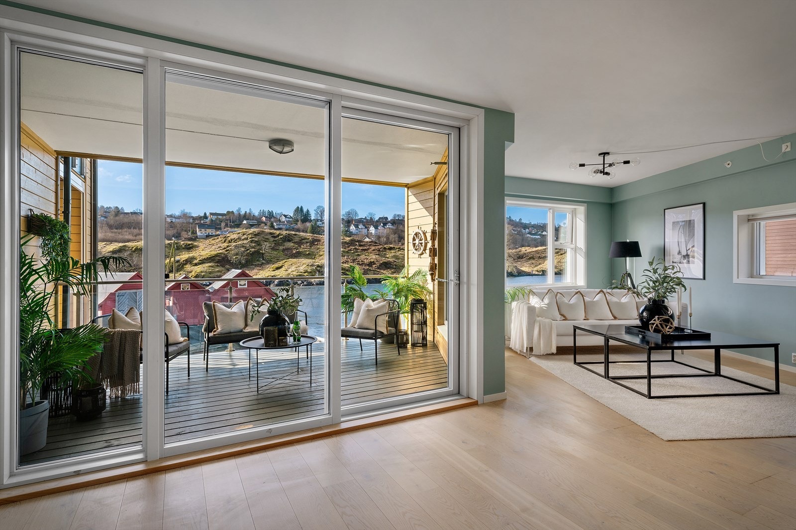 Fra stuen er det direkte utgang til veranda via skyvedør. Galleribilde