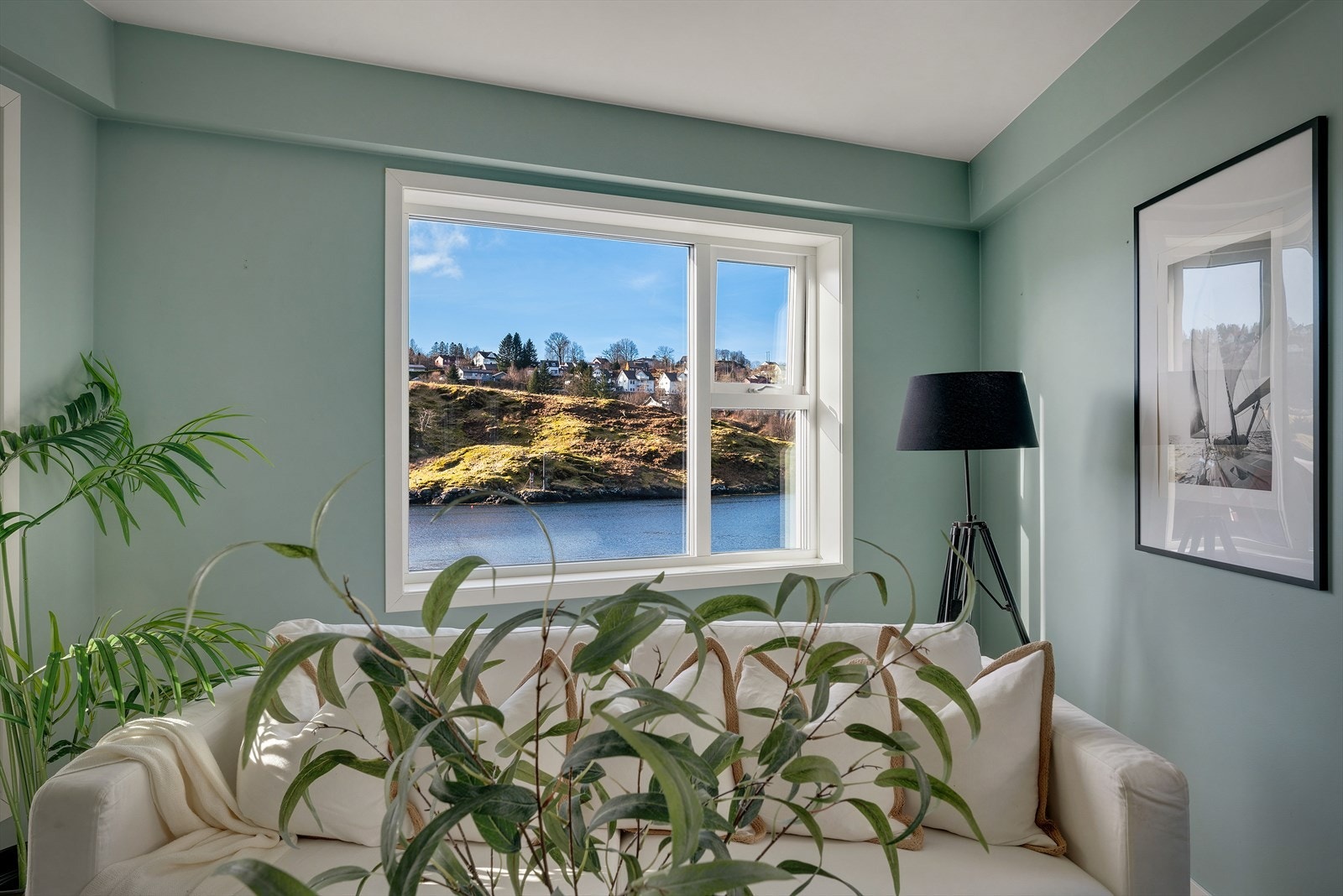 Den maritime beliggenheten gir en umiddelbar nærhet til sjøen. Galleribilde