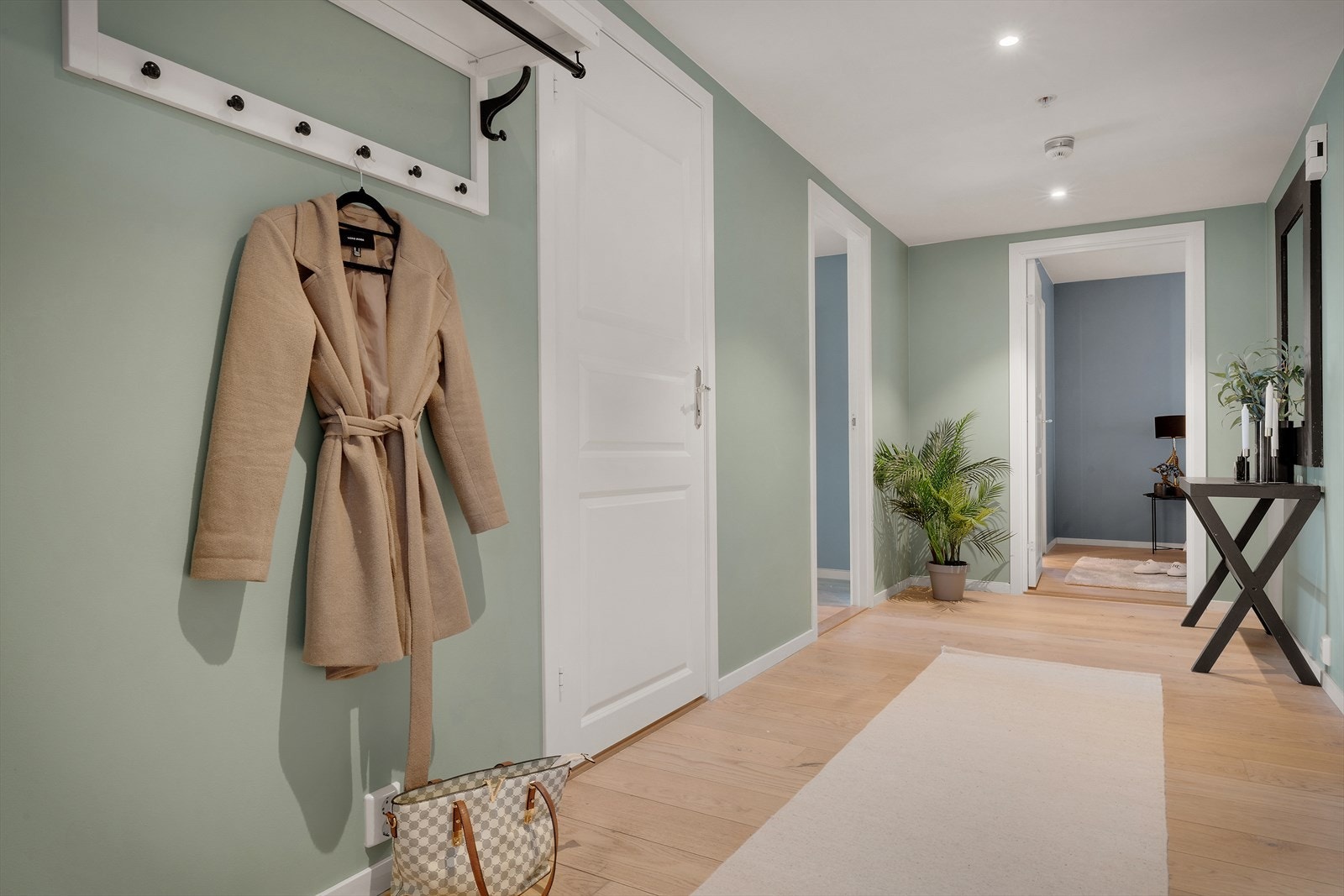 Gangen har, som resten av leiligheten, slitesterk eikeparkett på gulvet og malte overflater. Galleribilde