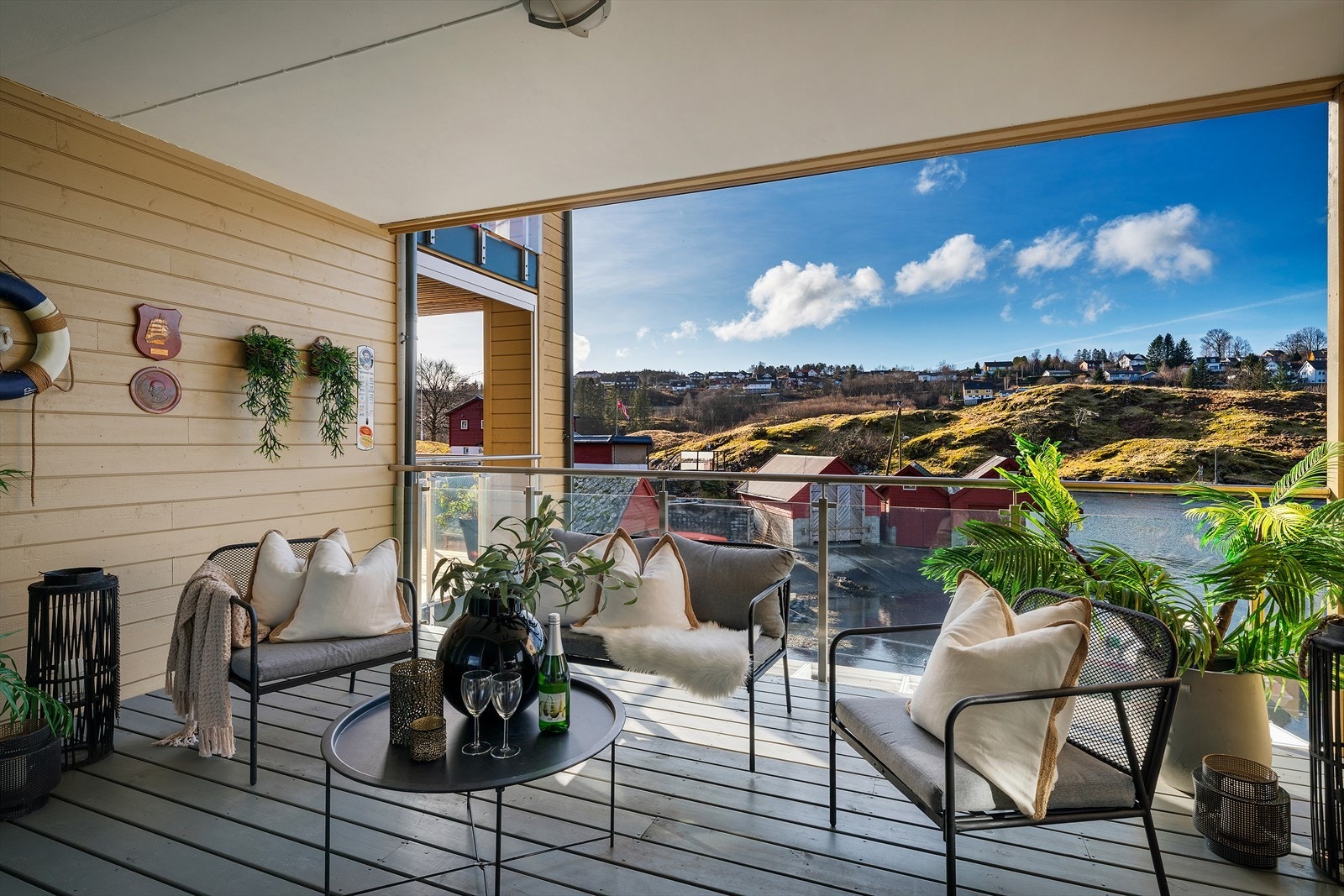 Her kan du nyte en solrik og attraktiv beliggenhet med utsikt mot vannet. Galleribilde
