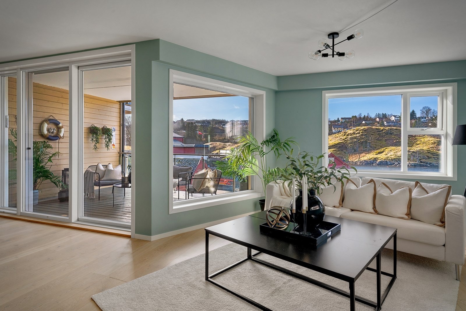 Her er god plass til romslig sofagruppe og tilhørende møbler. Galleribilde