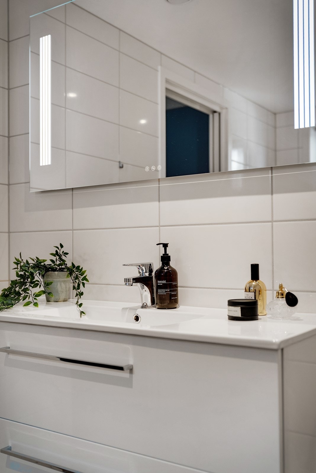 Tidløse materialvalg og moderne løsninger preger begge badene. Galleribilde