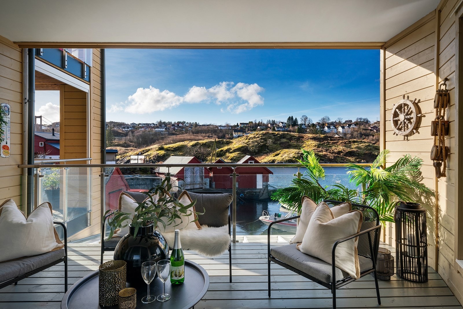 Verandaen er en nydelig plass å nyte de fine sommerdagene. Galleribilde