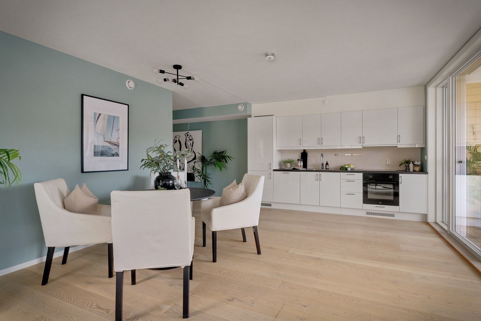 Den åpne løsningen gir god plass til en naturlig spiseplass i overgangen mellom kjøkken og stue. Galleribilde