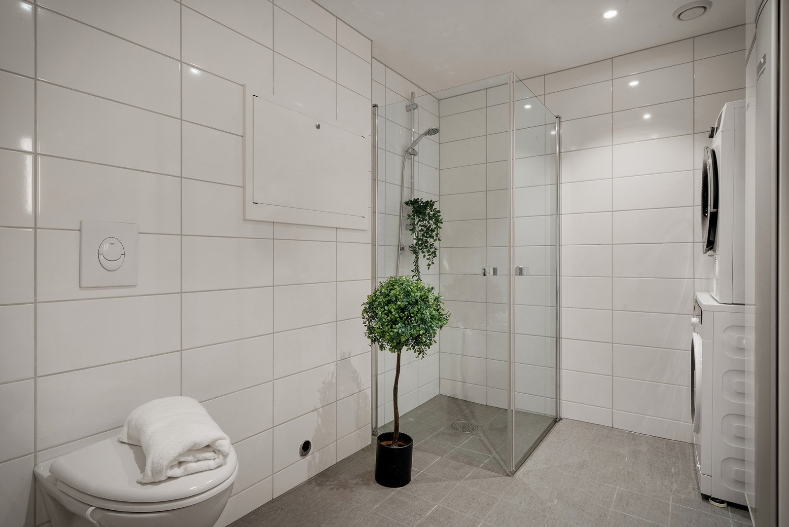 Baderommet har vegghengt toalett. Galleribilde