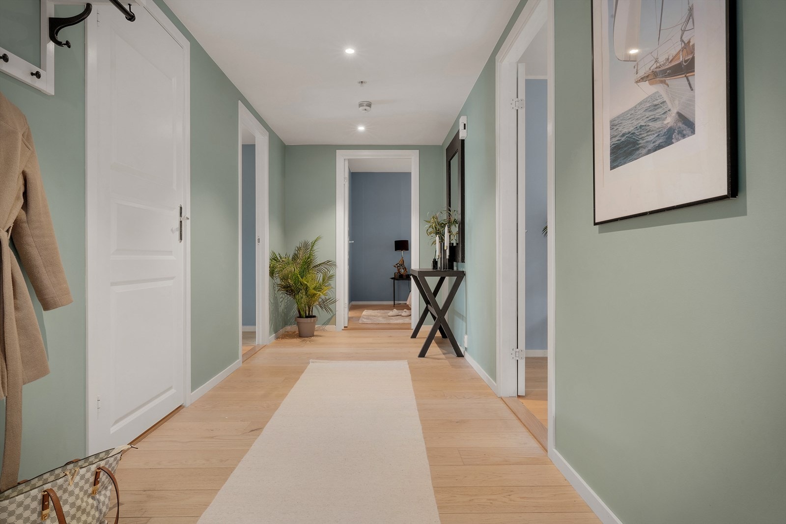 En romslig gang på 9,4 m² ønsker velkommen og binder rommene i leiligheten sammen. Galleribilde