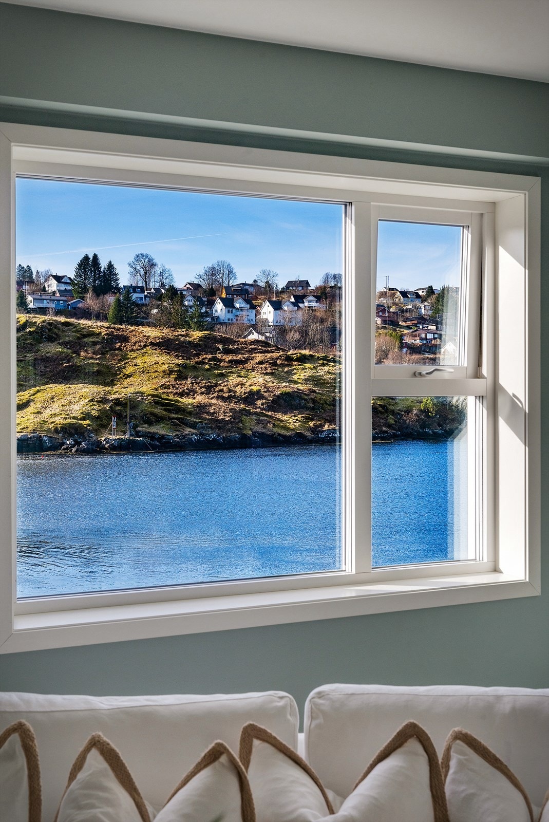 Her kan du nyte utsikten til sjøen og det omkringliggende landskapet. Galleribilde