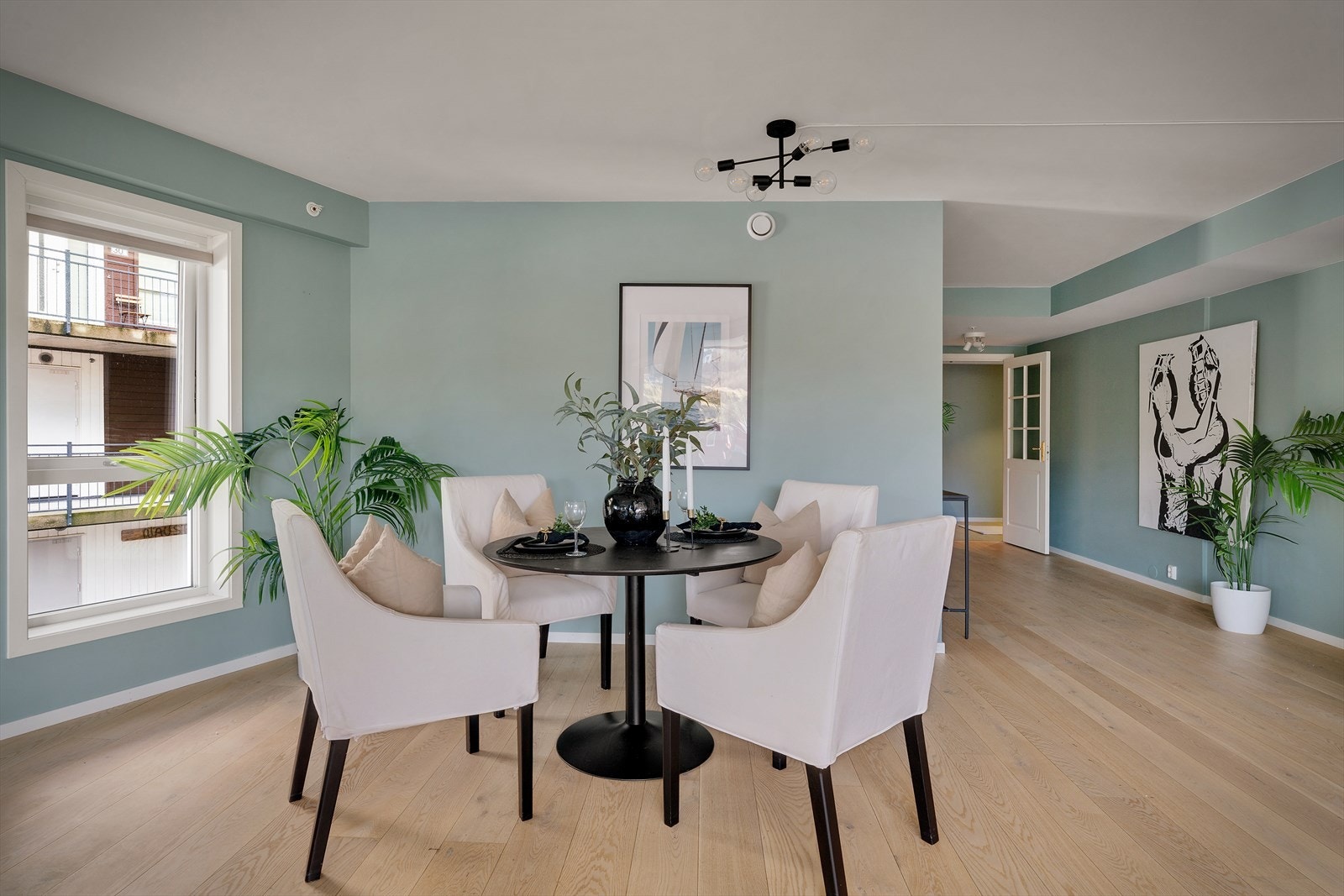 Gjennomgående materialvalg og farger skaper en helhetlig og rolig atmosfære. Galleribilde