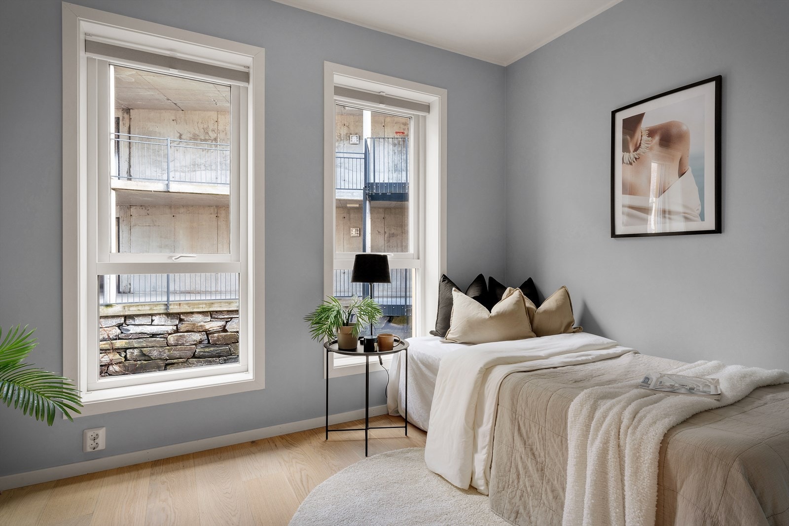 Soverom med god plass til både dobbeltseng og tilhørende møbler. Galleribilde