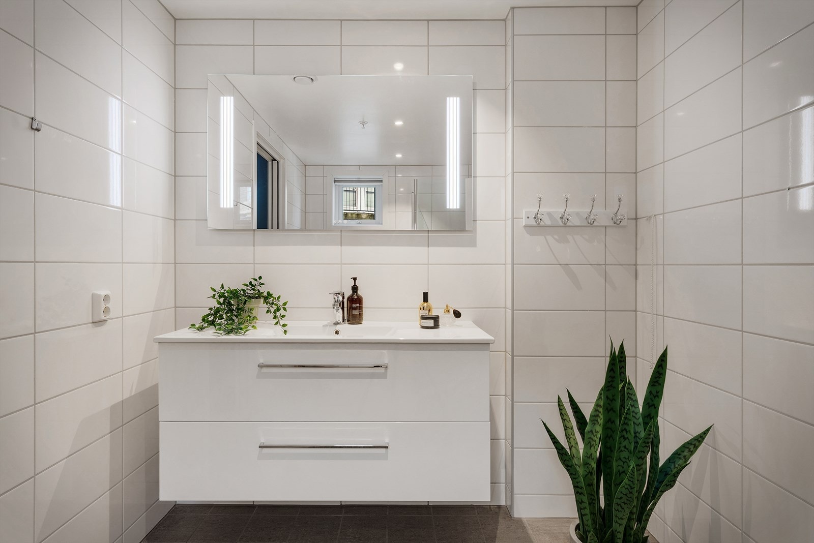 Det andre badet er også på 6,2 m² og har en stilren innredning fra byggeåret 2020. Galleribilde