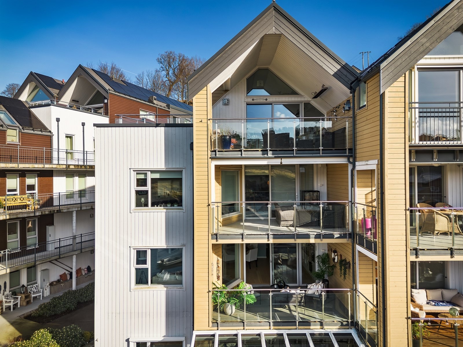 Leiligheten ligger flott til i byggets 2. etasje. Galleribilde