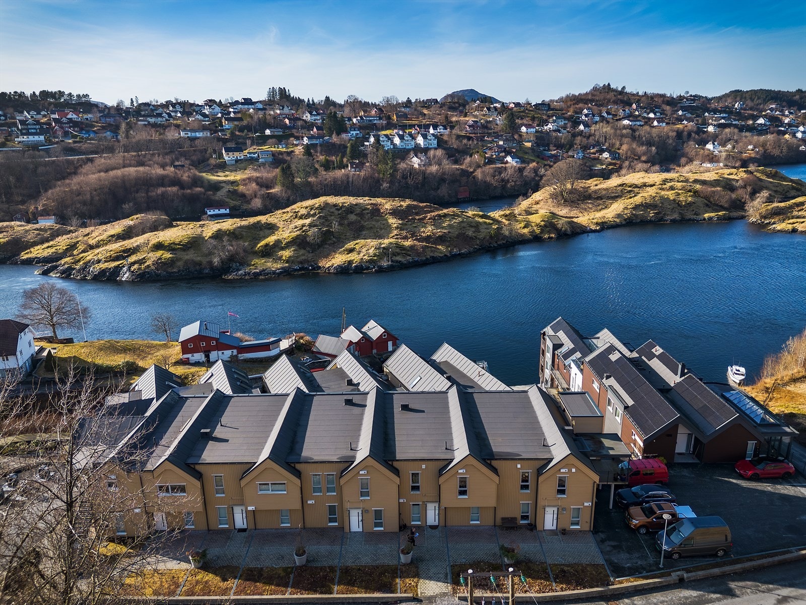 Alverstraumen er en etablert farled for båttrafikk. Her kan du nyte utsikten til båter som passerer forbi. Galleribilde