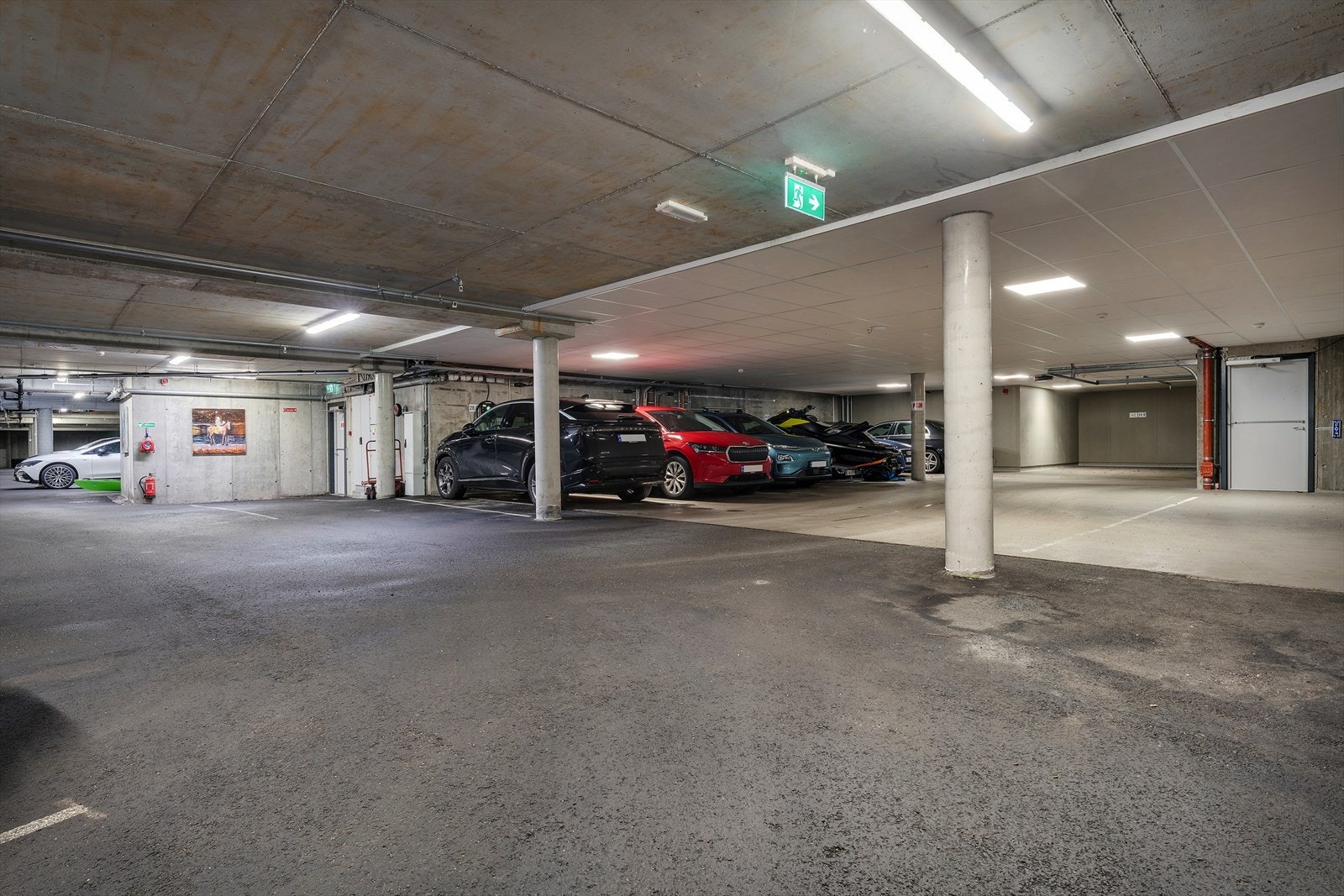 Leiligheten har tilhørende garasjeplass i felles garasjeanlegg. Galleribilde