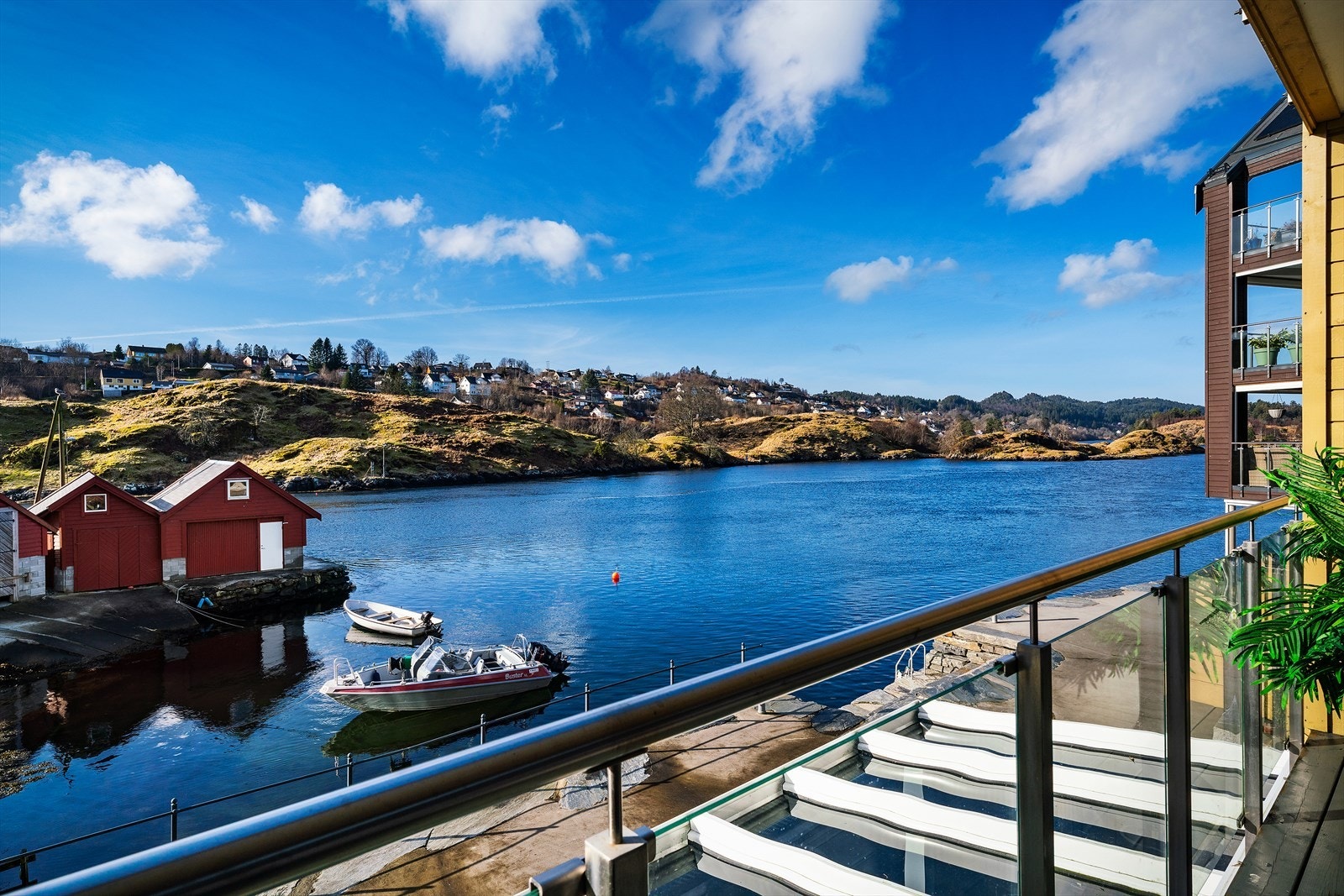 Utsikten over det maritime miljøet gir en følelse av ro og nærhet til naturen. Galleribilde