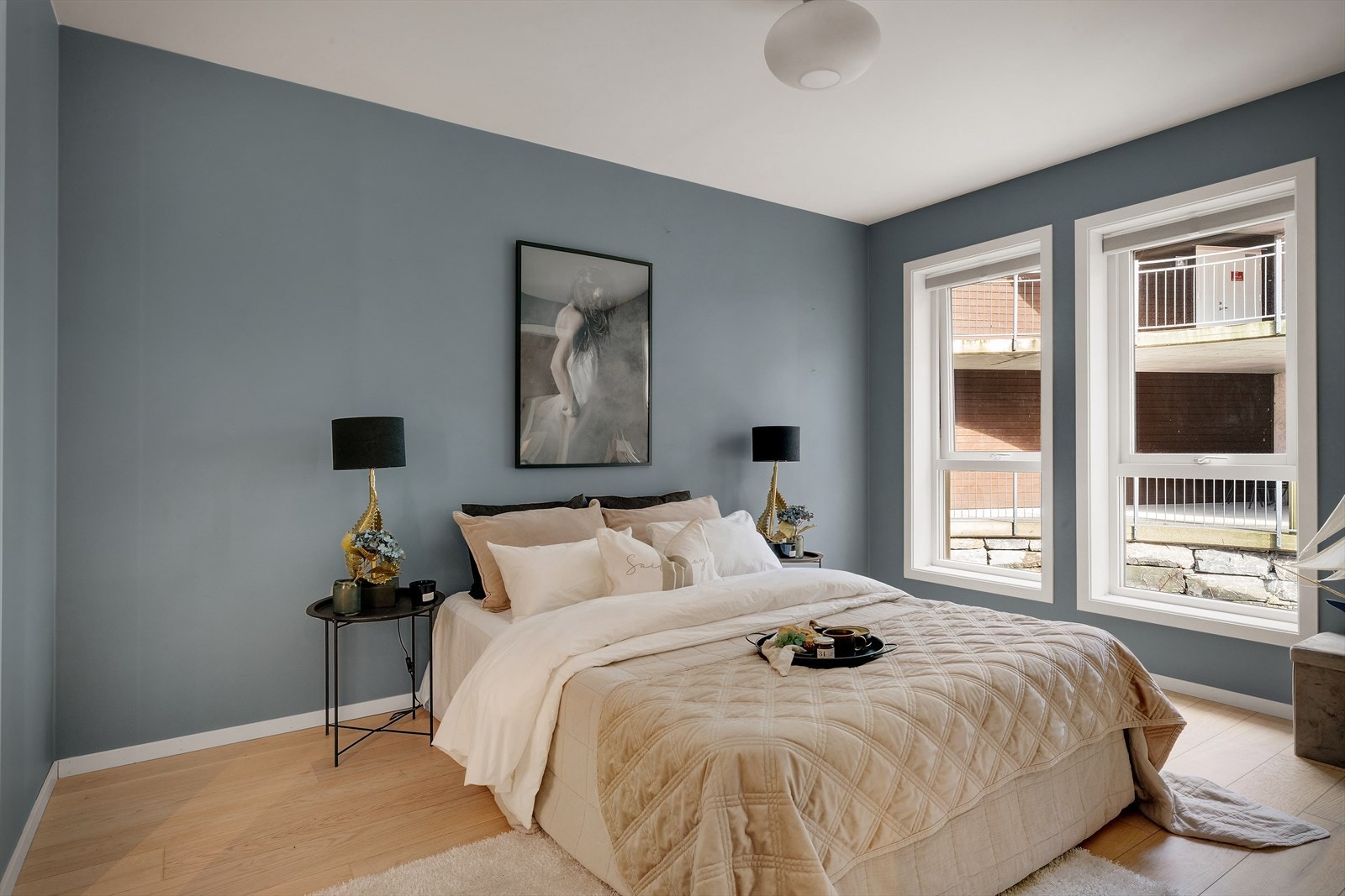 Hovedsoverommet på 15,7 m² er romslig og har god plass til dobbeltseng og møblement. Galleribilde