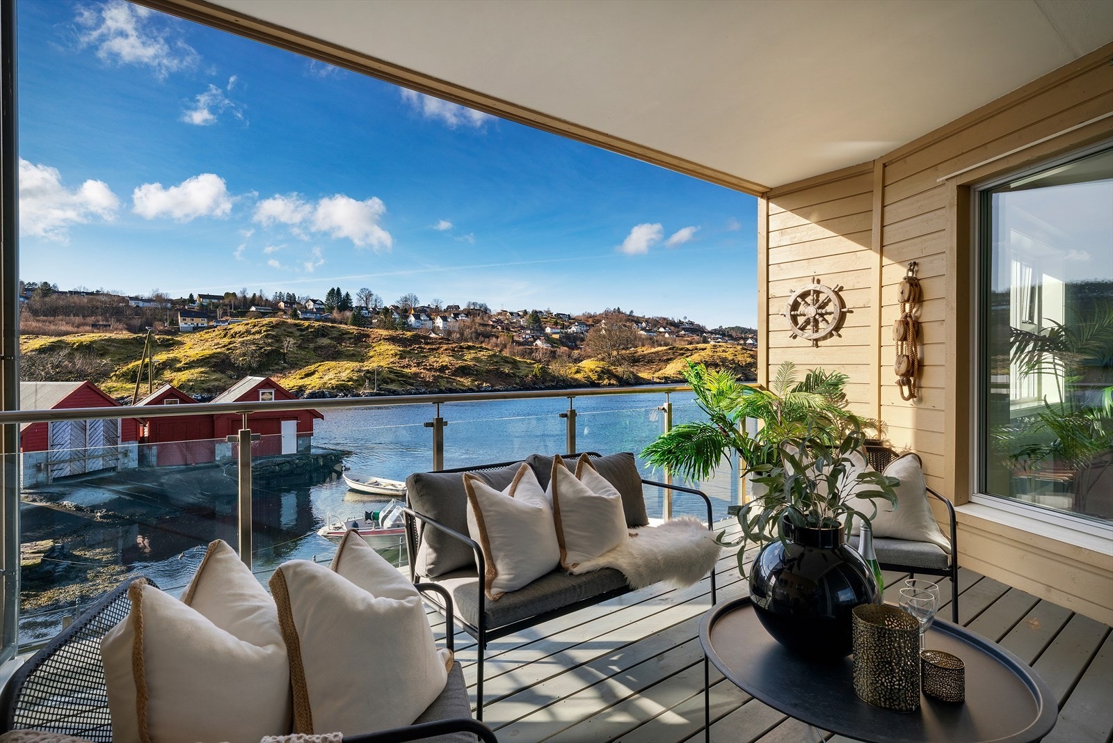 Den romslige verandaen på 13 m² har rekkverk i glass og god plass til sittegruppe. Galleribilde