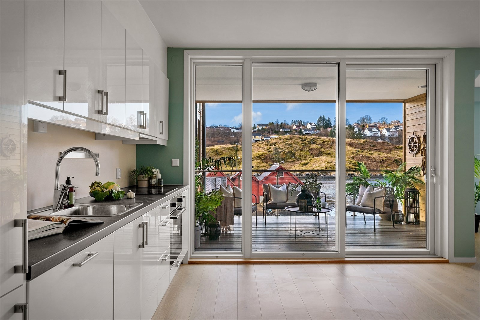 Leiligheten har en åpen stue- og kjøkkenløsning på nesten 45 m² som gir en luftig romfølelse. Galleribilde