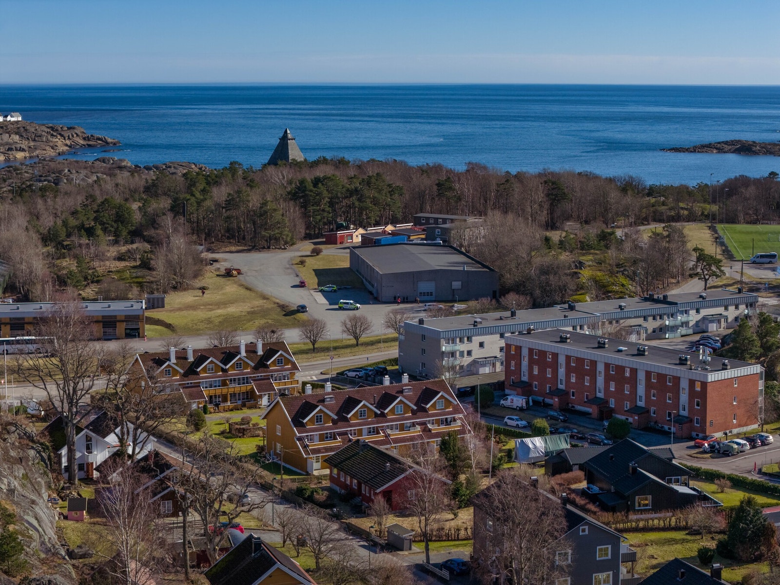 Det er kort vei til flotte turområder - her kan du skimte Minnehallen. Galleribilde