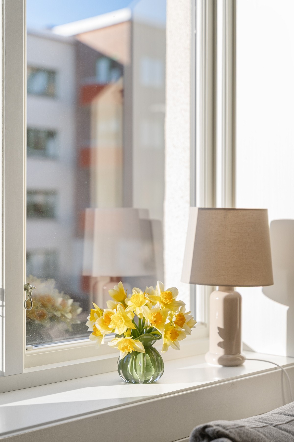 Her bor du sentralt til med med frodig utsikt fra de fleste rom uten sjenerende innsyn! Galleribilde