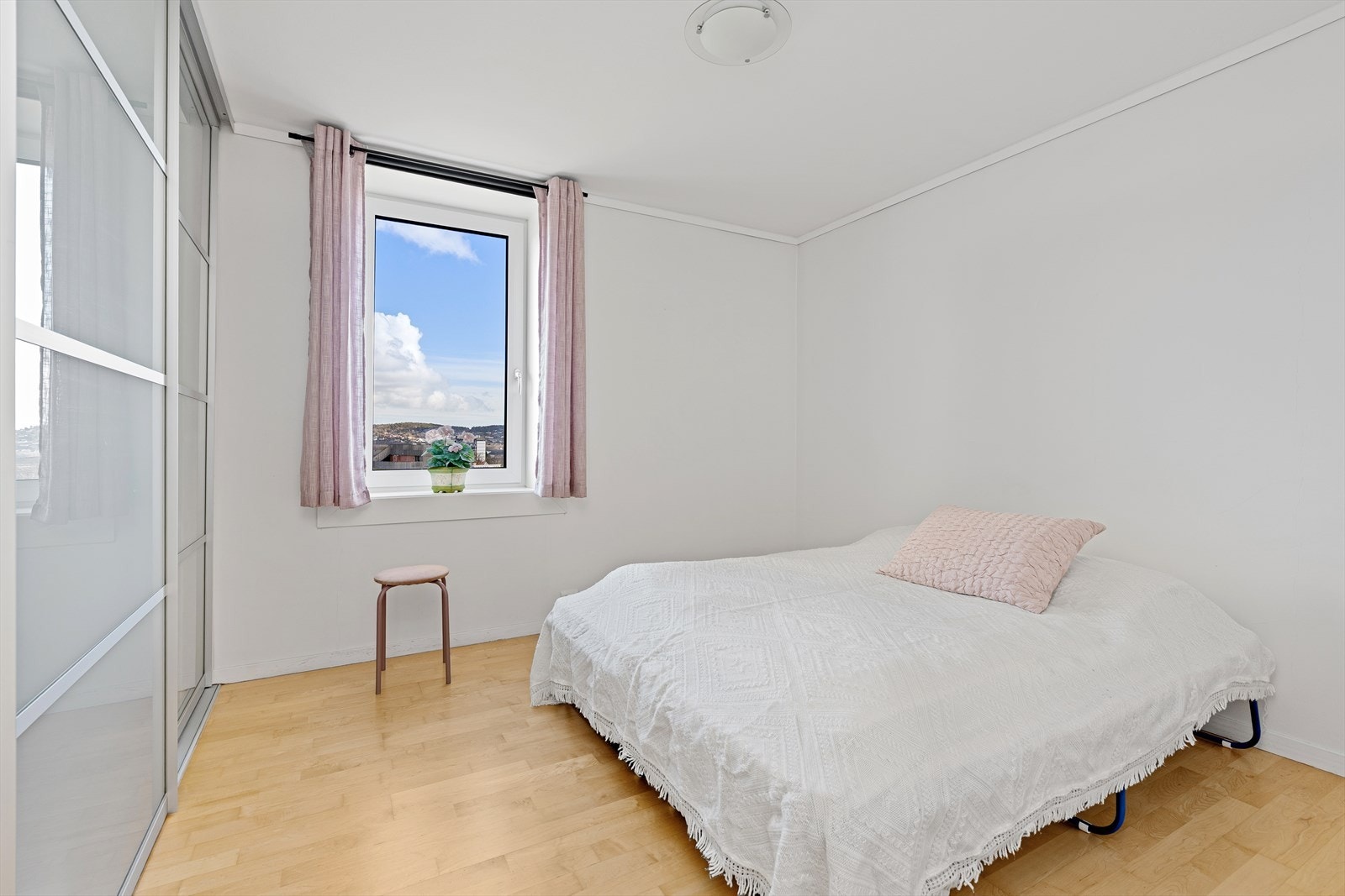 Hovedsoverommet er av god størrelse med plass til dobbeltseng med tilhørende nattbord, samt en større skyvedørsgarderobe. Fra vinduet har du god utsikt og ingen innsyn. Galleribilde