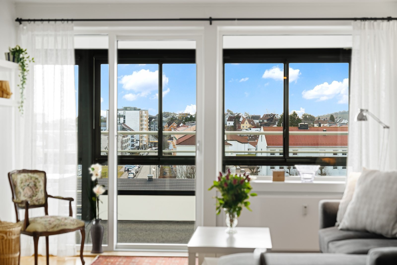 Eier har bodd i leiligheten siden 2019 og ventet på en leilighet i borettslaget som var høyt nok oppe i etasjene til at du fikk utsikt, samt vendt akkurat denne veien for å de beste solforholdene. Galleribilde