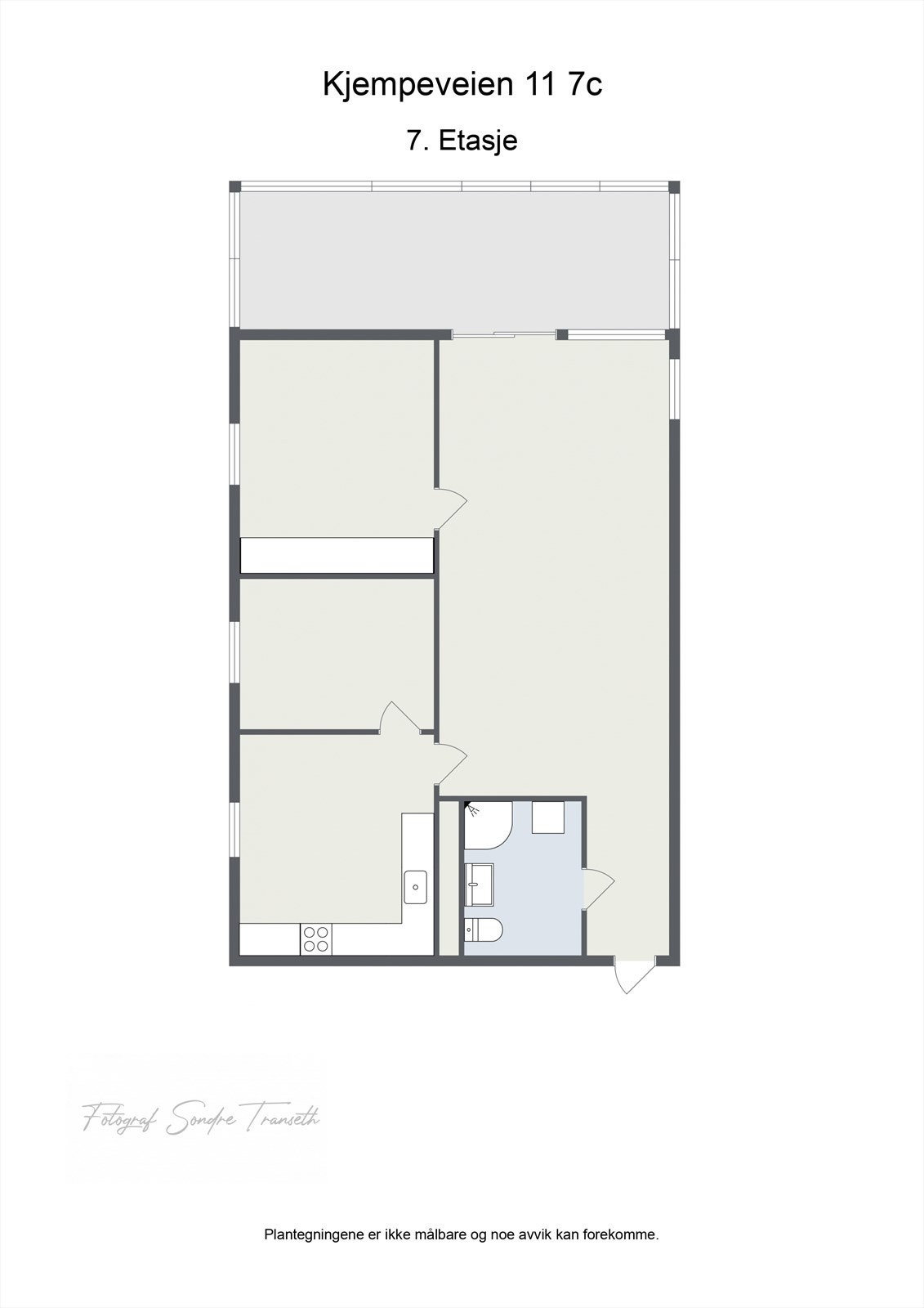 Planløsning 7.etg.: Entre, bad/vaskerom, stue med tilkomst til innglasset balkong, 2 soverom, samt kjøkken. I tillegg medfølger det 2 stk. boder i byggets underetg. Galleribilde