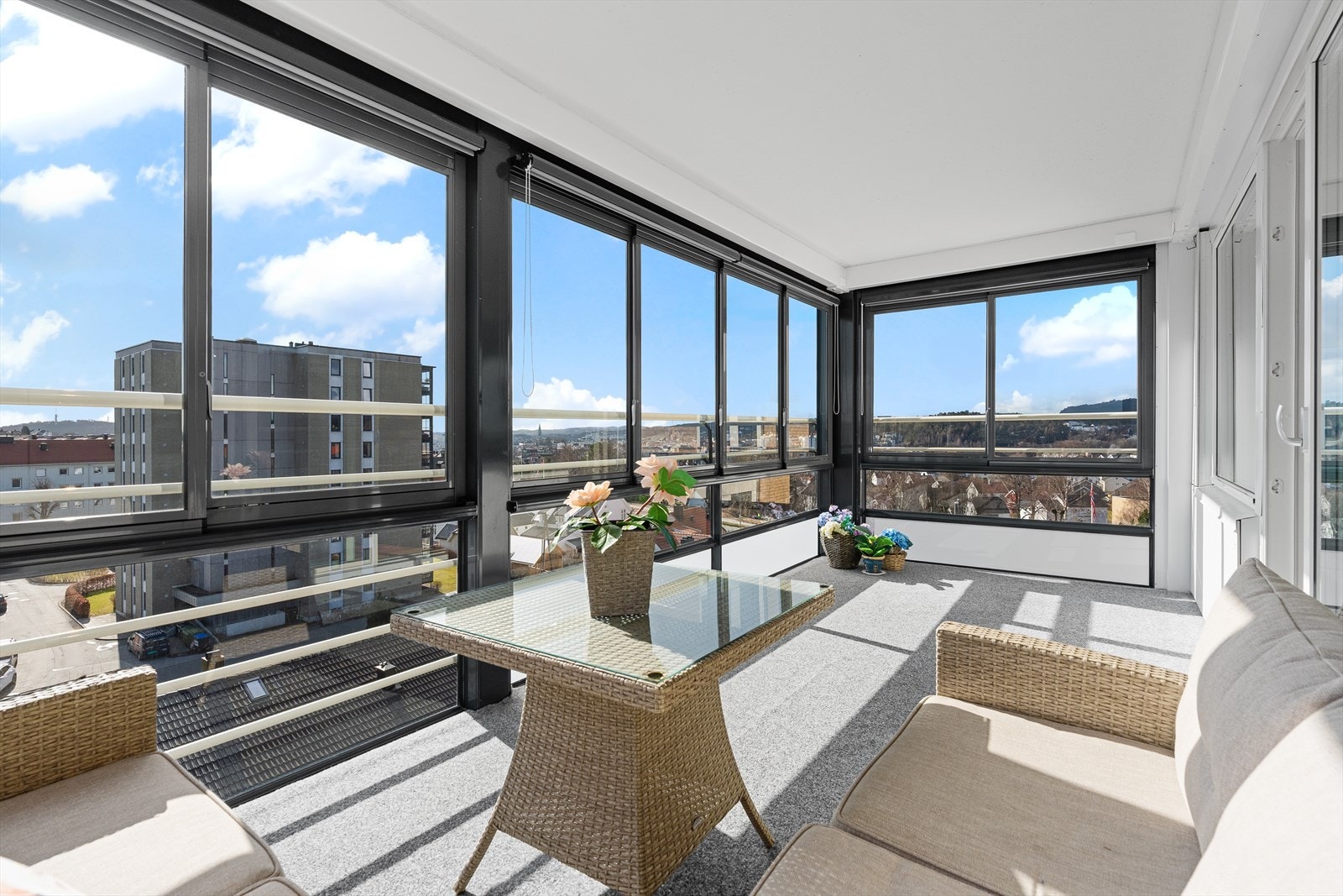 Leiligheten kan friste med en stor innglasset balkong på ca 16 kvm. Vinduene kan trekkes til siden slik at du får godt med frisk luft og direkte sollys inn om du vil. Galleribilde