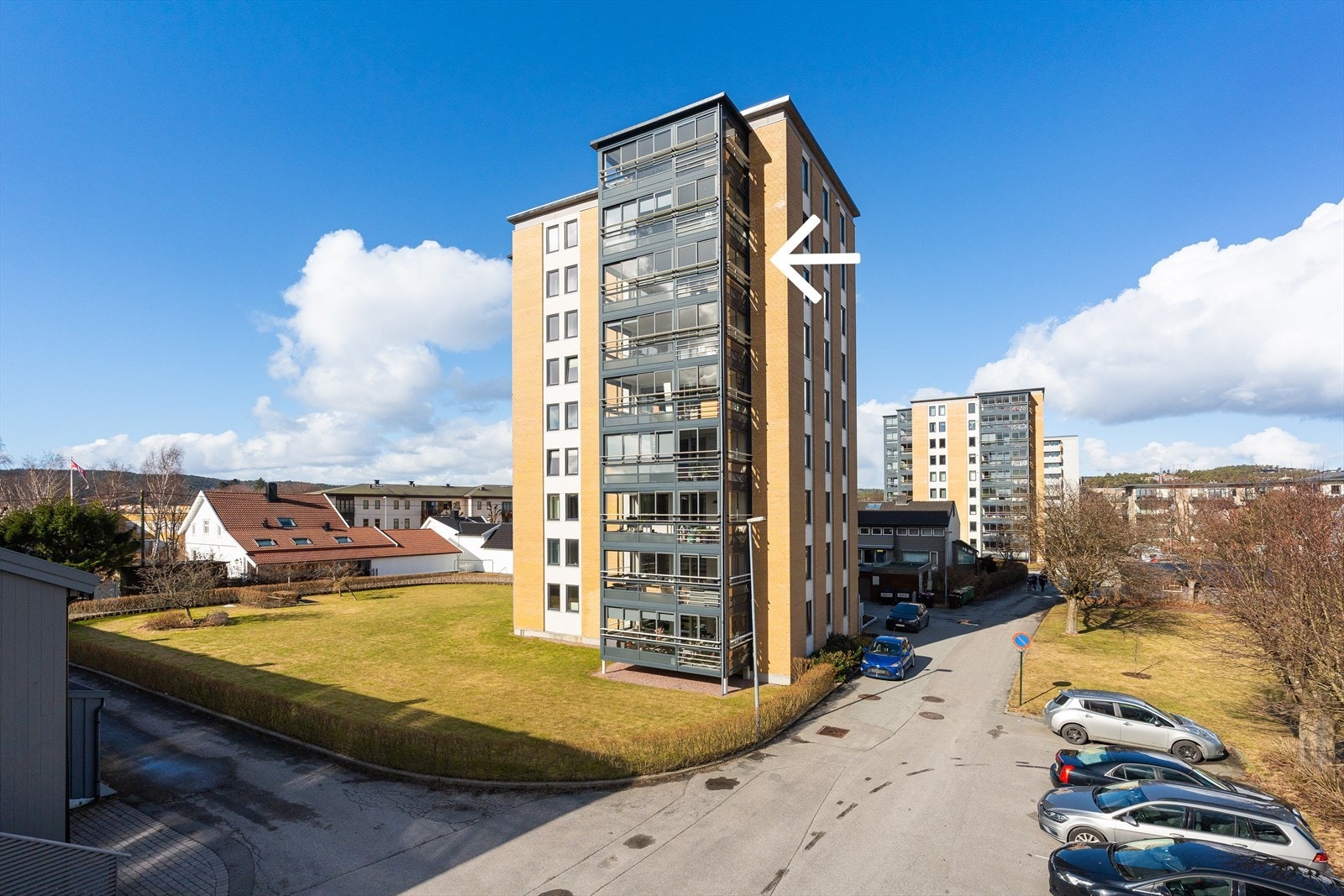 Borettslaget gjennomgikk en større oppgradering i 2015 hvor bla. fasade ble etterisolert, vinduer, innglassede balkonger, tak mm. ble pusset opp. Leiligheten ligger i byggets 7. etg. (se pil markering). Galleribilde