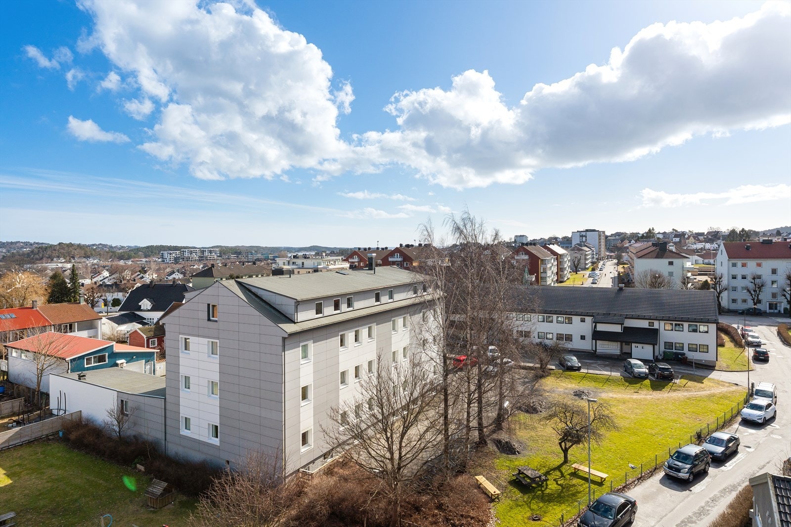 Fra den innglassede balkongen har du god oversikt over nærområdet på Lund, samt at du kan skimte sjøen i bakgrunnen om du vil. Galleribilde