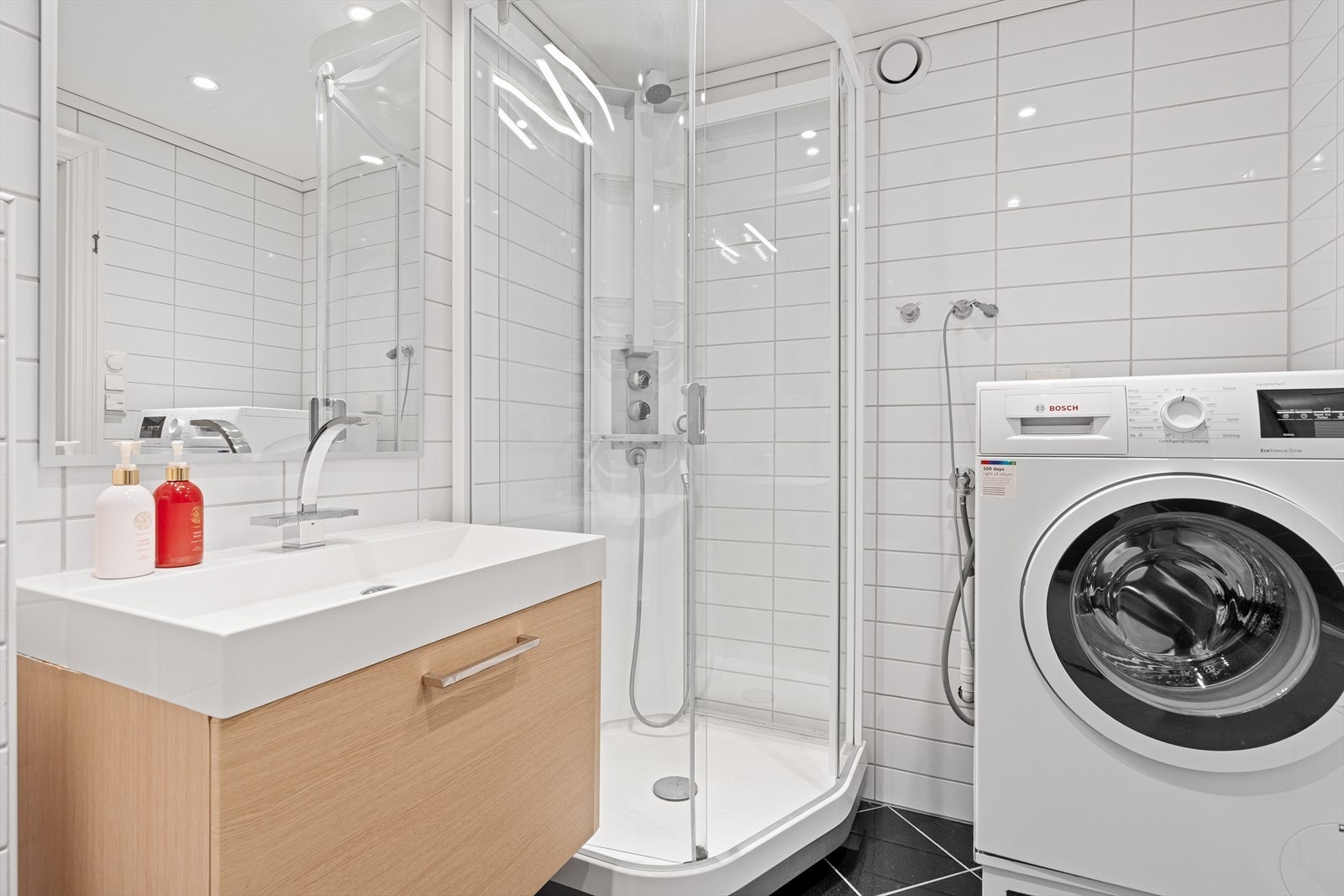 Vaskemaskin vurderes solgt etter nærmere avtale. Rommet har god belysning med downlights i himling, samt lys over speil. Galleribilde