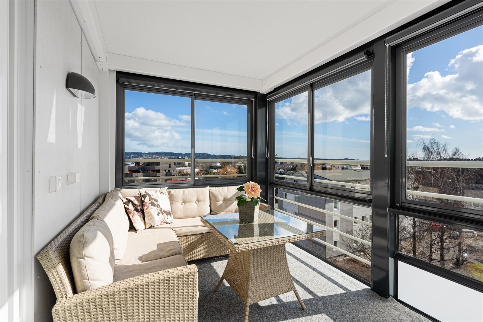 Velkommen til en innbydende og flott beliggende 3-roms andelsleilighet midt på Lund. Leiligheten i Kjempeveien 11 er presentert av Ina Andersen for Eiendomsmegler Norge. Galleribilde